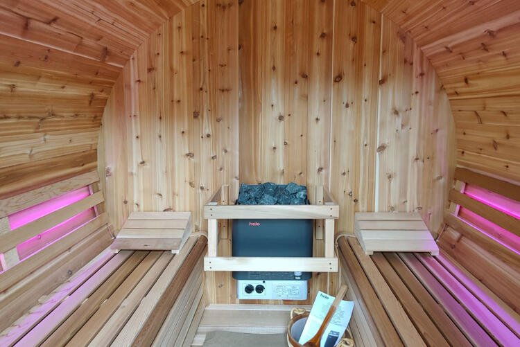 2051_Barrel_outdoor_sauna_interior_with_signature_benches.cad1211d1d1e8ca8600c54fbf843957b