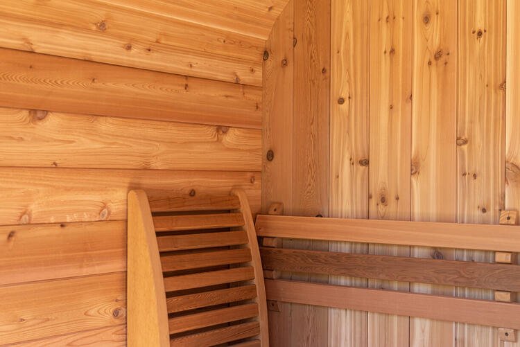 2085_luna_sauna_red_cedar_knotty_interior_leisurecraft_europe.9e6d2aa4e3a7f5e14cb6e56eb8d29608
