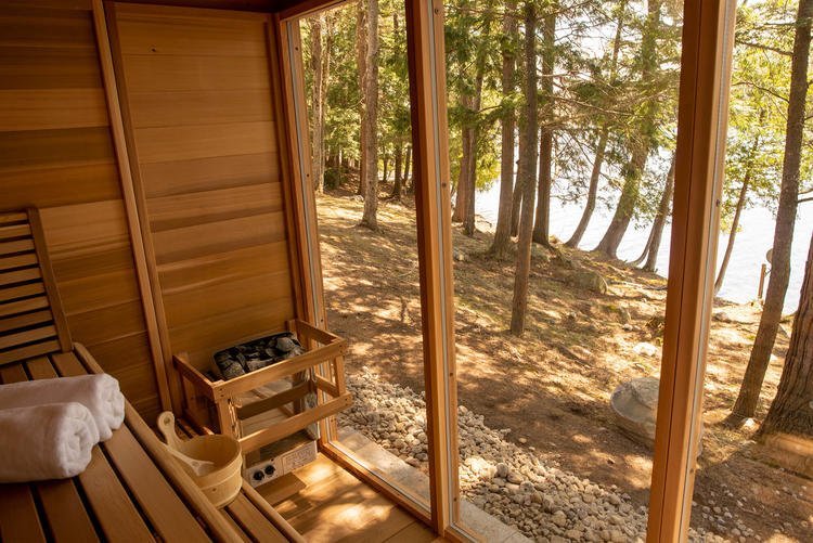 772_Pure_Cube_red_cedar_outdoor_sauna_leisurecraft_europe_panoramic_view_full_glass.e4741f88b959643c21ca6a3b1585dfd2