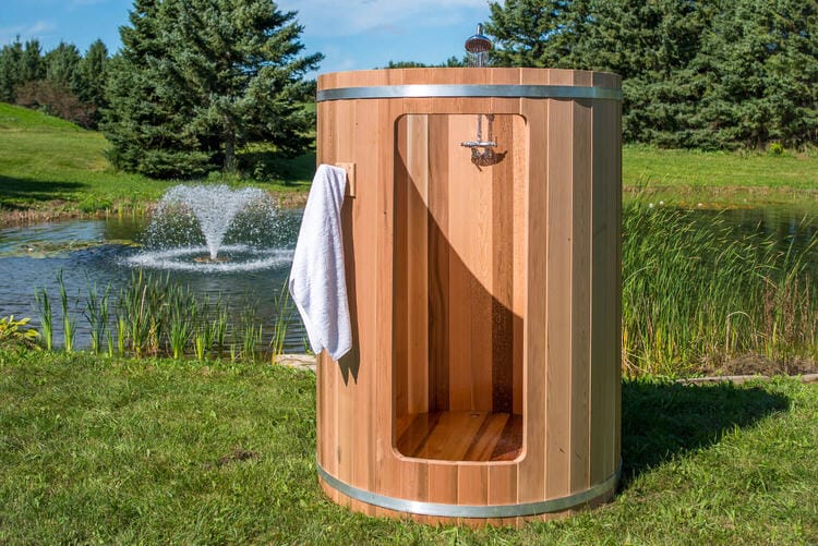 243_Dundalk_leisurecraft_europe_Red_Cedar_barrel_outdoor_shower.ced80c31d2fb45957575f98697a5eea4