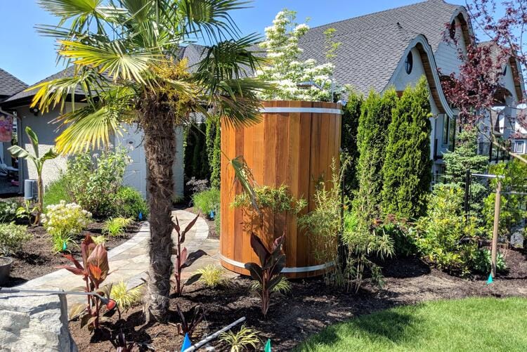246_Dundalk_leisurecraft_europe_Red_Cedar_barrel_outdoor_privacy_shower.ced80c31d2fb45957575f98697a5eea4