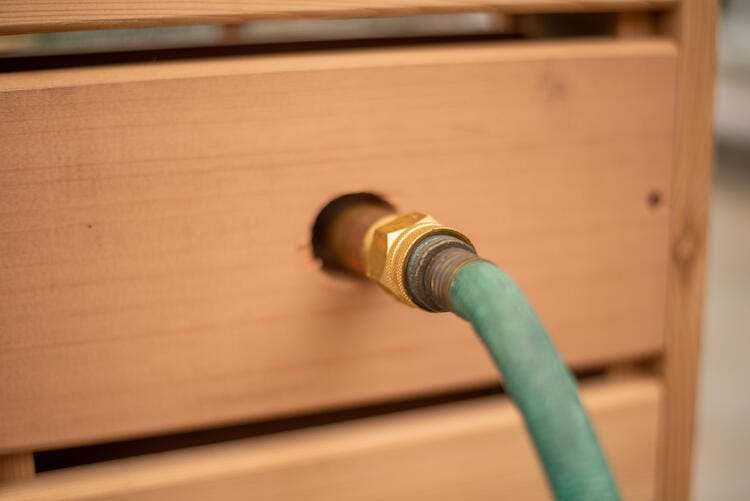 252_Dundalk_leisurecraft_europe_Red_Cedar_sunlight_shower_garden_hose_hardware.bb87966d8c59f489b878f9f1157e58f9