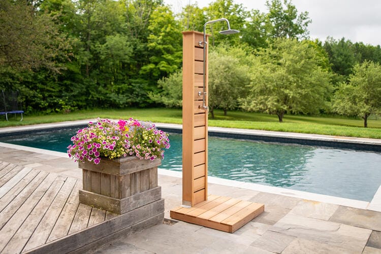 256_Dundalk_leisurecraft_europe_Red_Cedar_sunlight_outdoor_shower.bb87966d8c59f489b878f9f1157e58f9